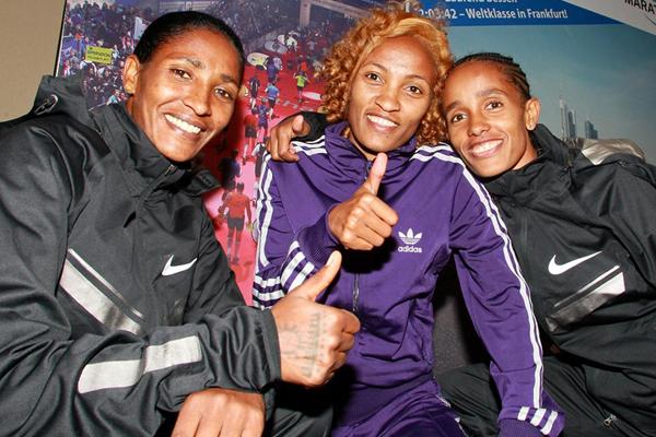 Mamitu Daska, Meselech Melkamu and Bezunesh Bekele in Frankfurt  (Victah Sailer)
