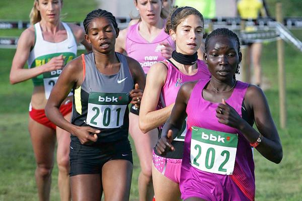 Magdalene Masai leads from Diana Martin and Nazareth Weldu in Amorebieta (Unai Sasuátegi)