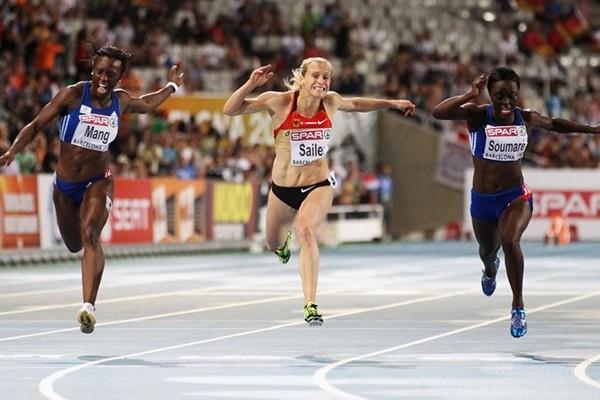 Verena Sailer (c) takes the European 100m title ahead of Veronique Mang (l) and Myriam Soumare (r) (Freelance)