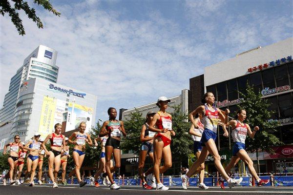 (Front L-R) Hong Liu of China, Olga Kaniskina of Russia and Vera Sokolova of Russia lead the pack during the women's 20km race walk  (Getty Images)