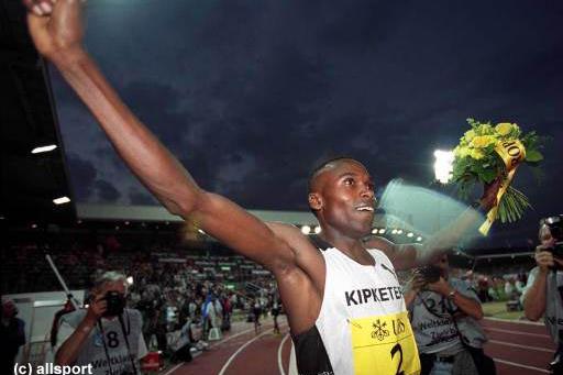 Wilson Kipketer celebrates his victory in Zurich (© Allsport)