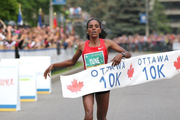Dire Tune wins the 2011 Ottawa 10km (Victah  Sailer)