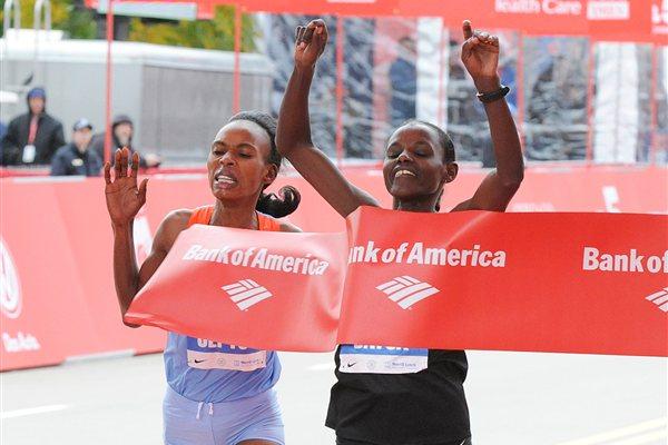 Atsede Baysa (R) edges Rita Jeptoo in Chicago (Getty Images)