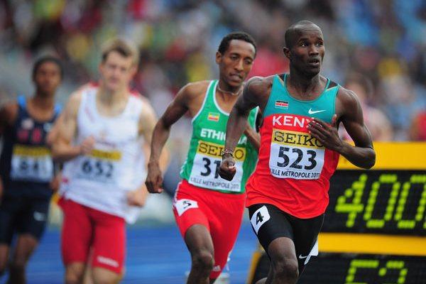 Leonard KIRWA KOSENCHA of Kenya (R) in action during the Boys 800 metres semi final - Day Two - WYC Lille 2011 (Getty Images)