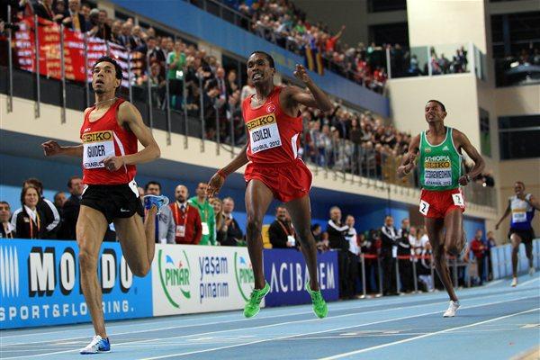 Abdalaati Iguider of Morocco (L) crosses the line to win gold ahead of Ilham Obzilen of Turkey in the Men's 1500 Metres Final - WIC Istanbul (Getty Images)