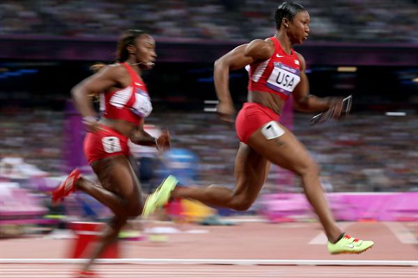 Carmelita Jeter of the United States receives the relay baton fom Bianca Knight of the United States on their way to winning gold in the Women's 4 x 100m Relay Final of the London Olympic Games on 10 August 2010 (Getty Images)