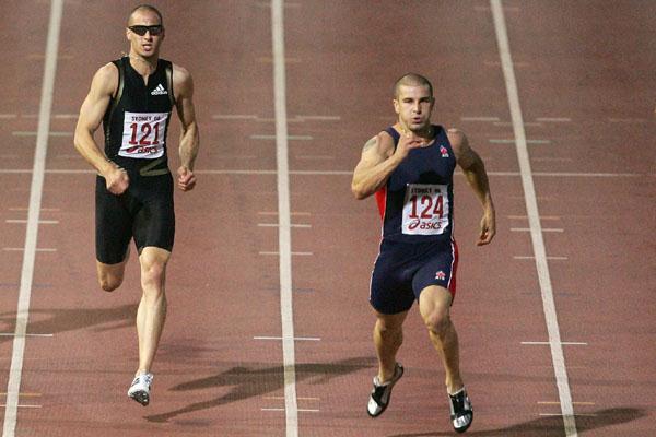 Daniel Batman (r) defeats Jeremy Wariner over 200m in Sydney (Getty Images)