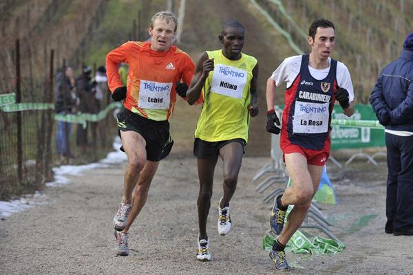 Stefano La Rosa leads the chase pack at the Cross della Vallagarina (Daniele Montigiani)