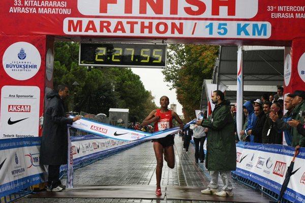 Alemitu Abera takes the Eurasia Marathon title in Istanbul clocking 2:27:56 (H. Emre Durmus)