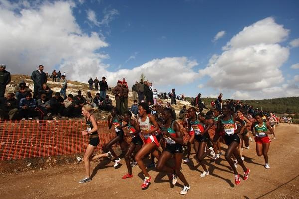 New Zealand's Kim Smith leads the senior women's race in the early stages - Amman WXC 2009 (Getty Images)