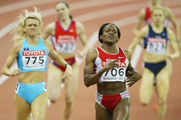 Maria Mutola (MOZ) wins her sixth World Indoor title in Budapest (Getty Images)