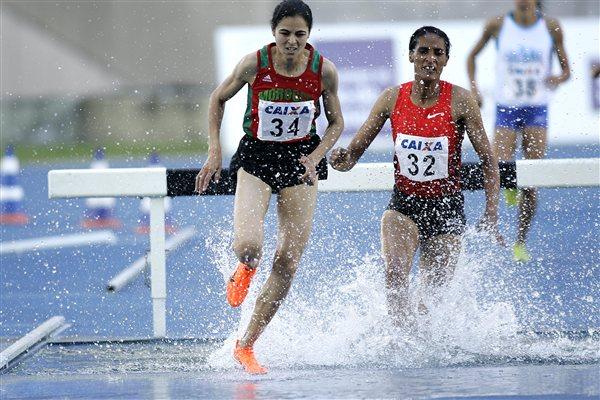 Moroccan Salimi Alami on the way to winning the 3000m Steeplechase in Rio (Marcelo Ferrelli CBAt)