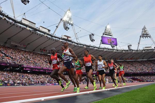 Mo Farah of Great Britain leads the pack and run for gold in the Men's 5000m Final  of the London 2012 Olympic Games on August 11, 2012 (Getty Images)