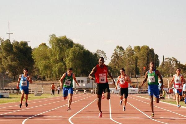 South American youth 100/200 champion Arturo Deliser of Panama (Lisandro Scarpin/CADA)