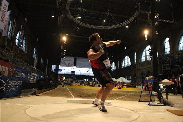 Dylan Armstrong in Zürich's main station shot contest - Samsung Diamond League (Jean-Pierre Durand)