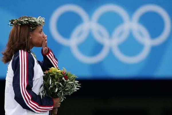 Joanna Hayes of the US receives 100m hurdles gold medal (Getty Images)
