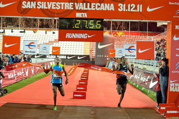 Unheralded teenager (left) brings in the new year with an upset victory over Teklemariam Medhin in Madrid (San Silvestre Vallecana organisers)