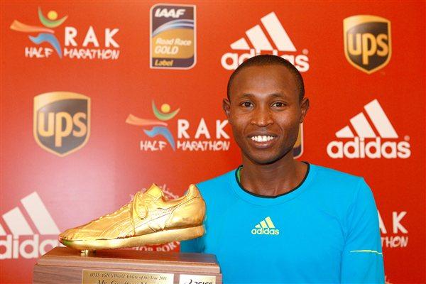 Emmanuel Mutai receives his AIMS Athlete of the Year award in Ras Al Khaimah (Victah Sailer)