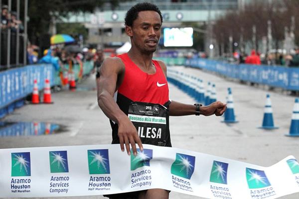 Feyisa Lilesa wins the Houston Half-marathon (Victah Sailor)