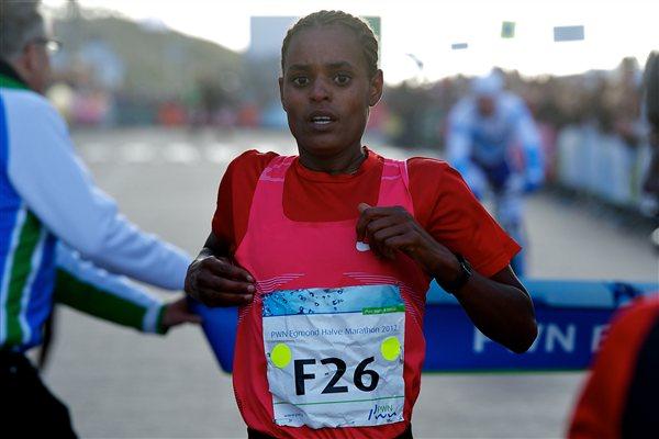 Meseret Haily takes a surprise victory in Egmond aan Zee (Orange Pictures)