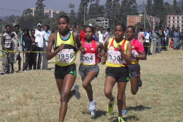 Feyse Tadesse leads women's race at 2011 Ethiopian Clubs XC Champs (Bizuayehu Wagaw)