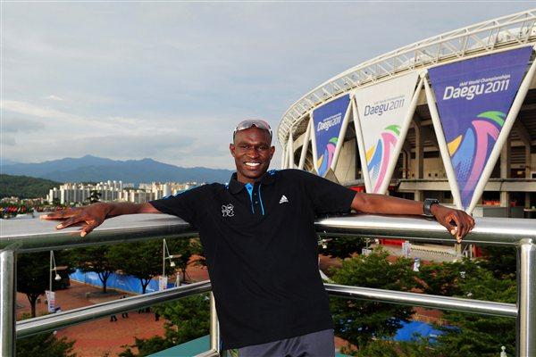 David Rudisha relaxing in the shade of Daegu Stadium (Getty Images)