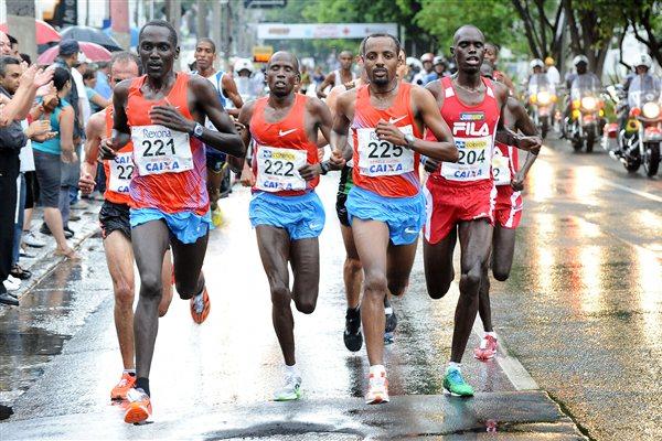 Tariku Bekele (225) en route to victory through the Sao Paulo rain (Sérgio Shibuya/organisers)