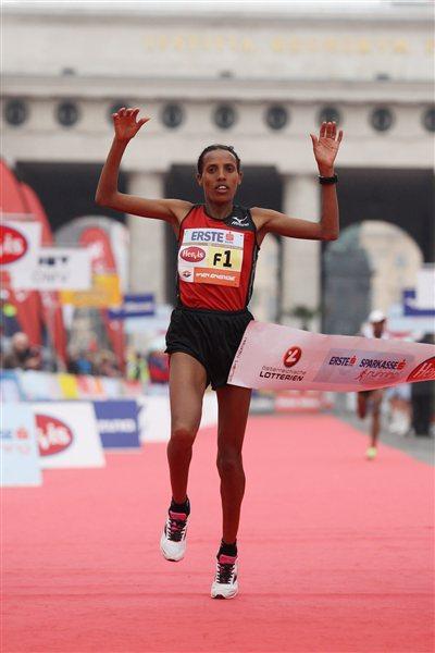 Fate Tola wins the women's division of the 2012 Vienna Marathon (Jean-Pierre Durand)