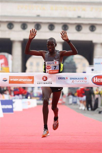 Henry Sugut wins the 2012 Vienna Marathon (Jean-Pierre Durand)