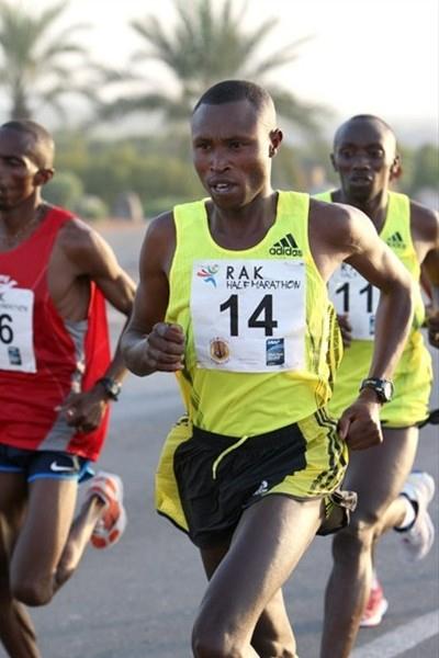Geoffrey Mutai en route to his 59:43 win in Ras Al Khaimah (Victah Sailer)