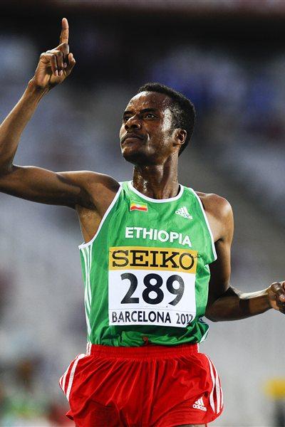 Muktar Edris of Ethiopia celebrates winning the gold medal on the Men's 5000 metres FInal on the day five of the 14th IAAF World Junior Championships in Barcelona on 14 July 2012 (Getty Images)