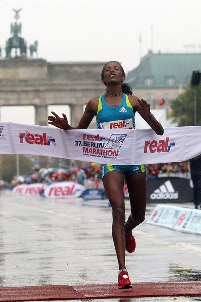 Aberu Kebede winning in Berlin 2010 (Getty Images)