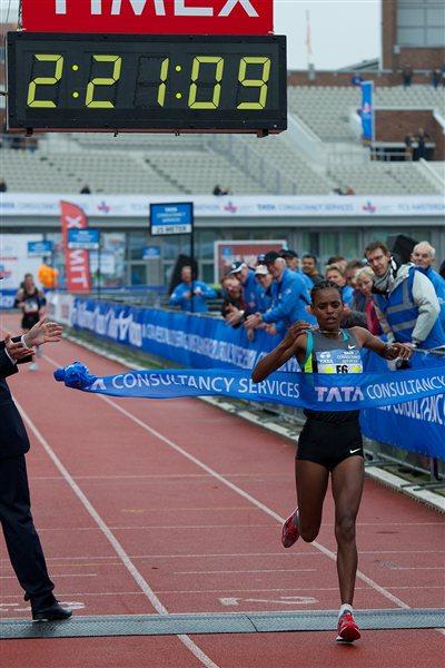 Meseret Hailu threatens the 2:21 barrier in Amsterdam (Amsterdam organisers)