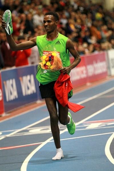 Dejen Gebremeskel wins 3000m in Boston with one shoe (Victah Sailer)