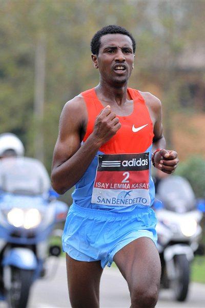 Kasaye Sisay Lemma en route to his Carpi Marathon victory (Giancarlo Colombo)