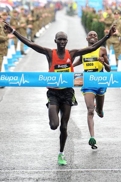 Wilson Kipsang holds off Micah Kogo at the Great North Run (Mark Shearman )