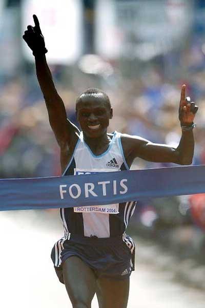 Felix Limo (KEN) wins the 2004 Fortis Rotterdam Marathon (Getty Images)