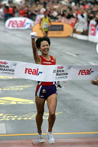 Yoko Shibui crosses the line to win in Berlin (Victah Sailer)
