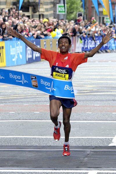 Haile Gebrselassie wins the 2012 BUPA Great Manchester Run 10k (Athletics Images)