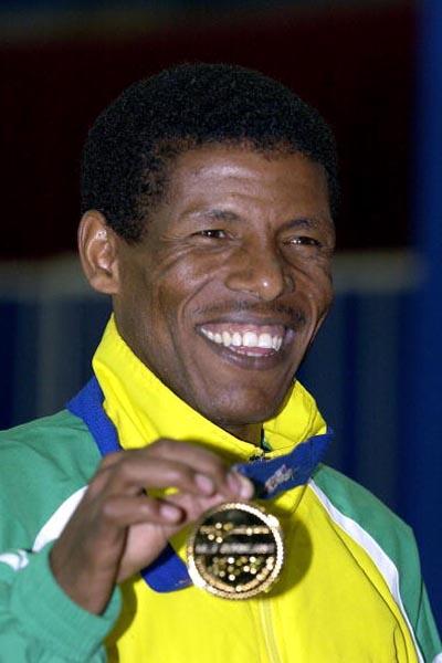 Haile Gebrselassie celebrates winning the men's 3000m final (Getty Images)