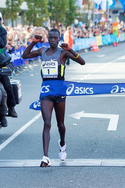 Leonard Komon winning the Dam tot Damloop (Organisers)