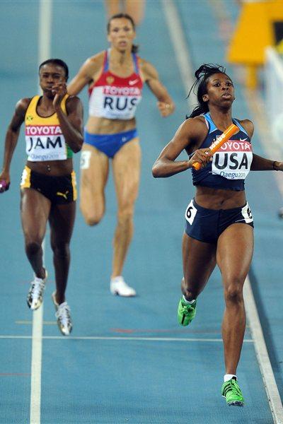 Francena McCorory of the USA crosses the finish line ahead of Shericka Williams of Jamaica to secure victory in the women's 4x400 metres relay (Getty Images)
