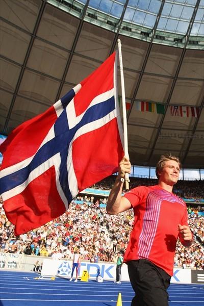 Andreas Thorkildsen flys the flag for Norway after winning the men's Javelin Throw at the 12th IAAF World Championships in Athletics in the Berlin Olympic Stadium (Getty Images)