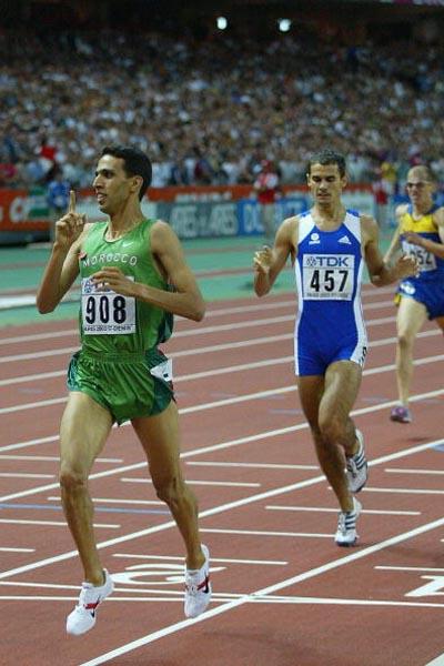 Hicham El Guerrouj crosses the finish line of the men's 1500m (Getty Images)