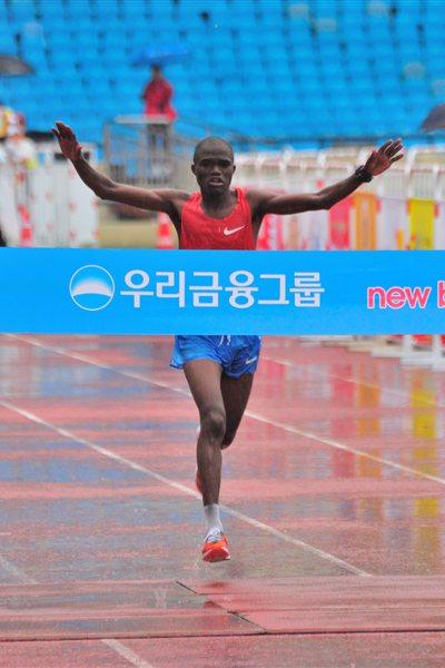James Kwambai winning the 2011 JoongAng Seoul Marathon (Sean Wallace Jones)