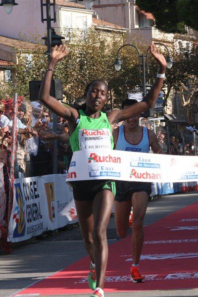 Lydia Cheromei winning the 2011 Marseille-Cassis road race (Claude Nucera)