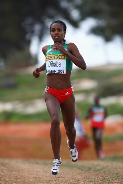 Genzebe Dibaba makes a break from Mercy Cherono in the junior women's race (Getty Images)