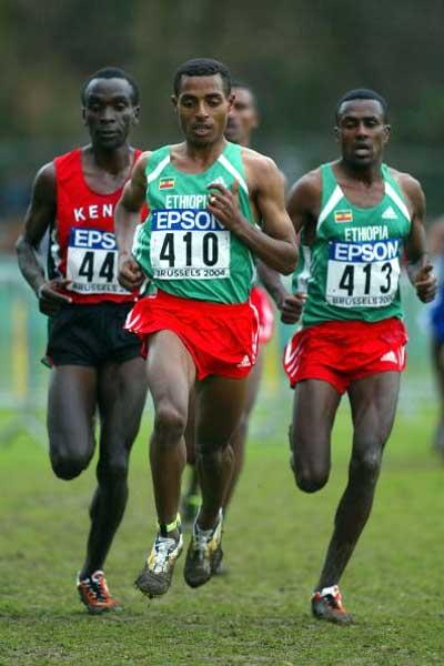 Bekele (centre) leads Kipchoge (l) and Sihine (r) (Getty Images)