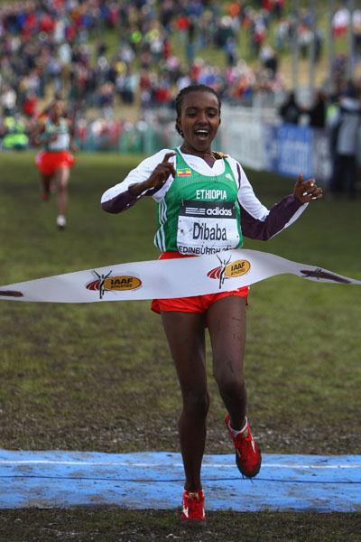 All smiles - Tirunesh Dibaba returns to the victory circle - Edinburgh 2008 (Getty Images)