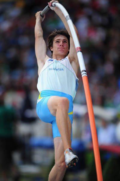 Robert Renner of Slovenia takes the World Youth Pole Vault title in Lille (Getty Images)